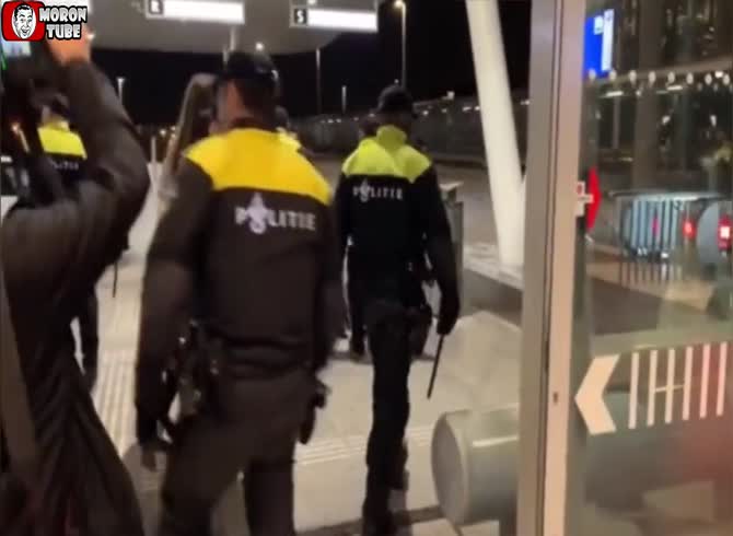 Video :A pro-Palestinian demonstration that had just started was broken up by Dutch police